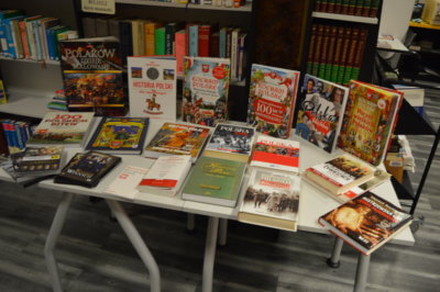 Wystawa książek o historii Polski z okazji 103 rocznicy odzyskania niepodległości.