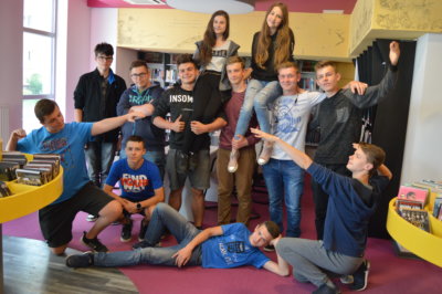 Pozowane zdjęcie grupowe.