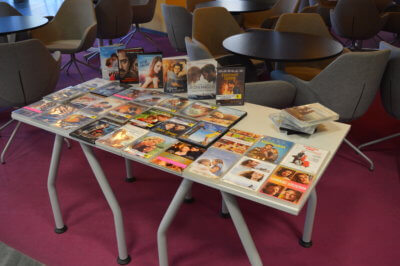 Wystawa filmów romantycznych.