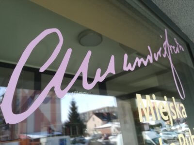 zdjęcie szyby z napisem.