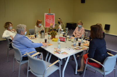 Zdjęcie grupowe Dyskusyjnego Klubu Książki.