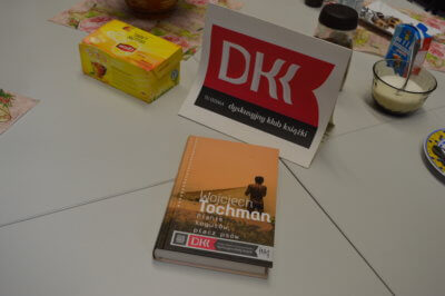 DKK i książka Wojciech Tochman - Pianie kogutów, płacz psów.