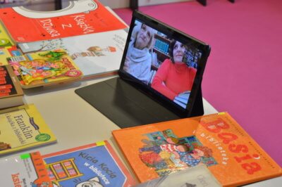 Tablet wśród książek.