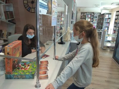 Czytelnik gra w Dobble