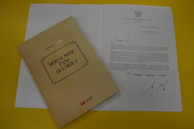 Książka i list od prezydenta Andrzeja Dudy.