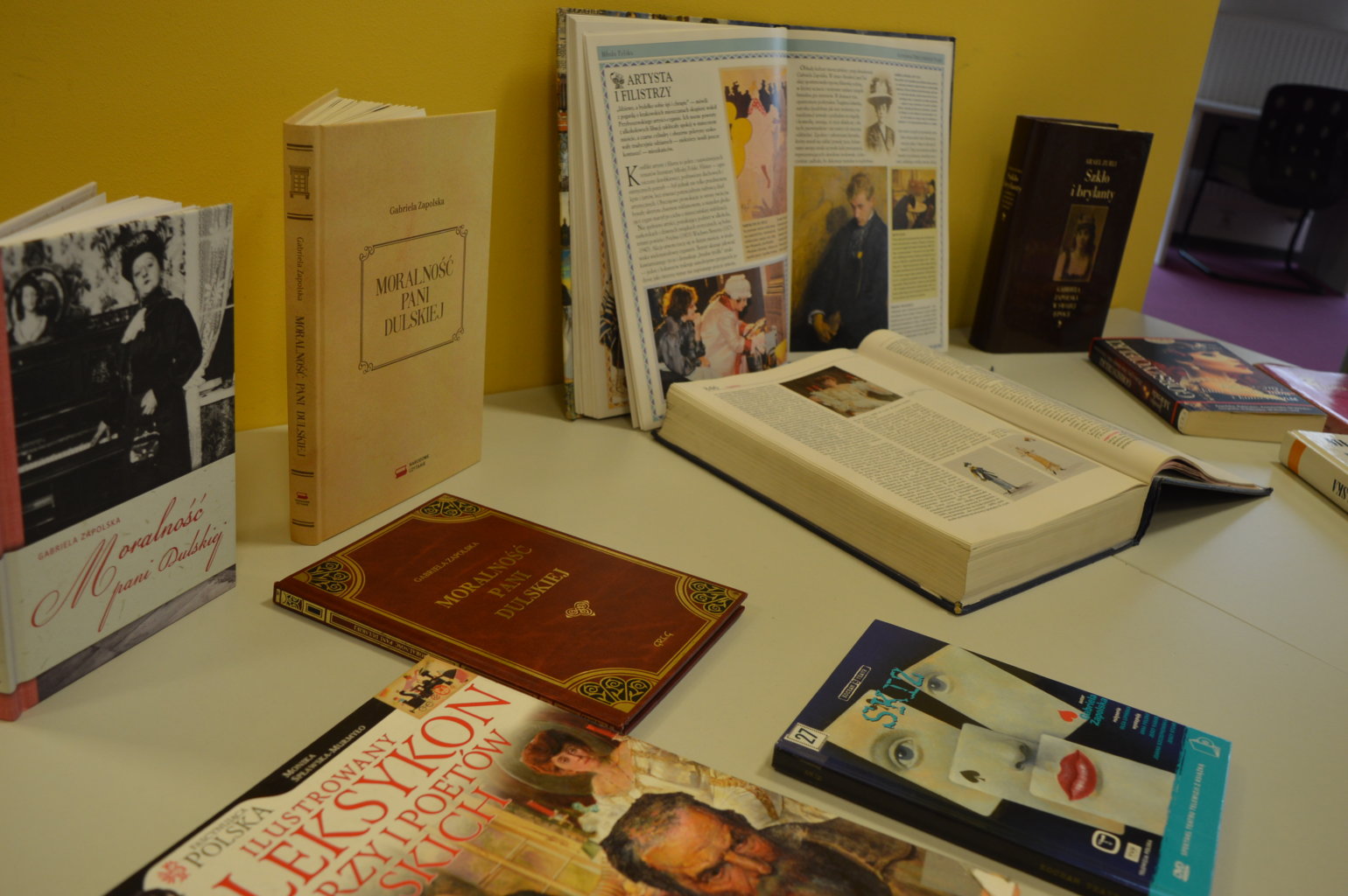 Wystawa edukacyjna książek ze zbiorów bibliotecznych.