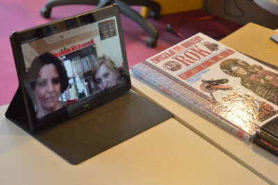 Dwie kobiety w laptopie - spotkanie online.