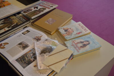 Książki o tematyce wigilijnej na stole.