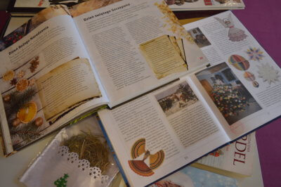 Otwarte dwie książki bożonarodzeniowe.