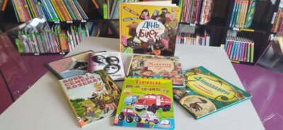 Kilka bajek na stole.