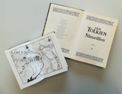 Mapa i otwarta książka Silmarillion.
