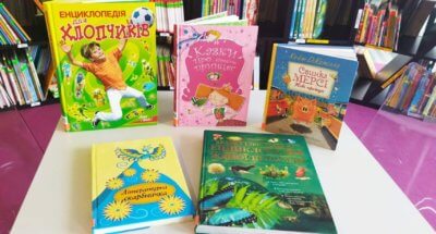 Kilka bajek na stole.