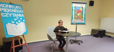 Uczestnik konkursu podczas czytania.