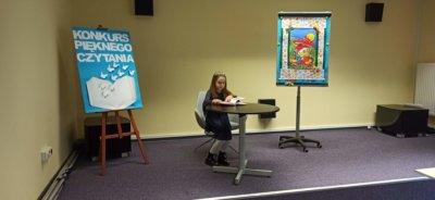 Uczestnik konkursu podczas czytania.