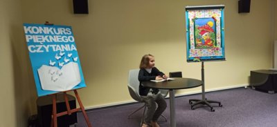 Uczestnik konkursu podczas czytania.