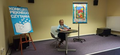 Uczestnik konkursu podczas czytania.