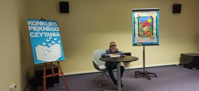 Uczestnik konkursu podczas czytania.