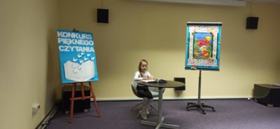 Uczestnik konkursu podczas czytania.