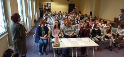 Zjęcie grupowe uczestników, opiekunów i innych gości.