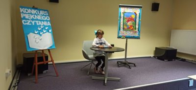 Uczestnik konkursu podczas czytania.