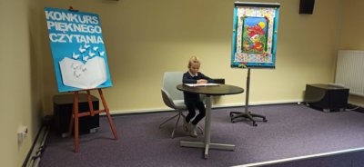 Uczestnik konkursu podczas czytania.