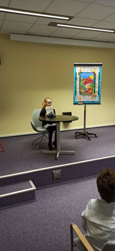 Uczestnik konkursu podczas czytania.