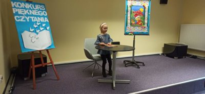 Uczestnik konkursu podczas czytania.