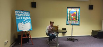 Uczestnik konkursu podczas czytania.