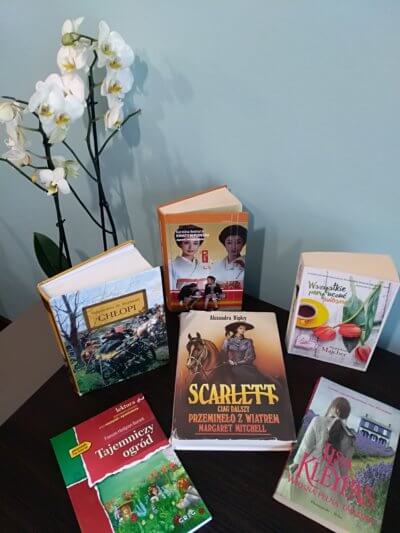 Książki na stoliku.