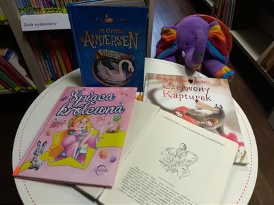 Książki dla dzieci na stoliku.