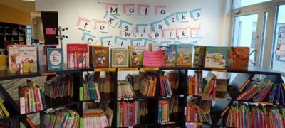 Biblioteczki z książkami dla dzieci.