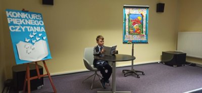 Uczestnik konkursu podczas czytania.
