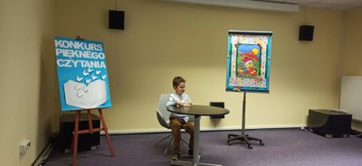 Uczestnik konkursu podczas czytania.