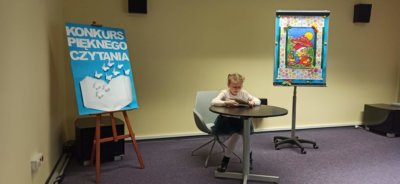 Uczestnik konkursu podczas czytania.