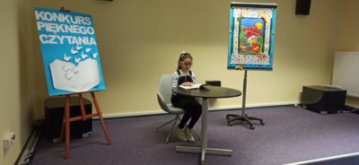 Uczestnik konkursu podczas czytania.