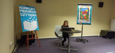 Uczestnik konkursu podczas czytania.