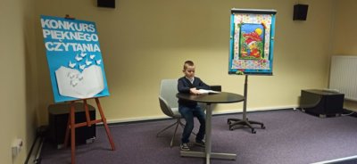 Uczestnik konkursu podczas czytania.