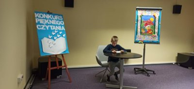 Uczestnik konkursu podczas czytania.