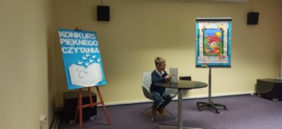 Uczestnik konkursu podczas czytania.