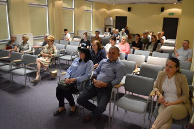Uczestnicy spotkania na sali konferencyjnej.
