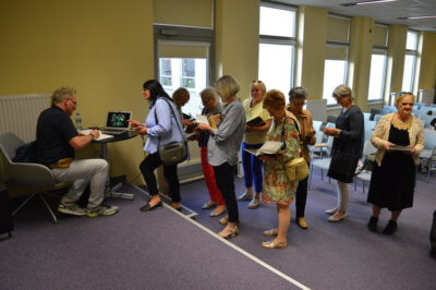 Kolejka po podpisanie książki.