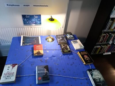 Książki ułożone w gwiazdozbiór Woźnicy.