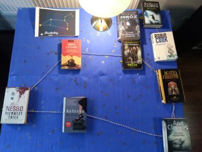 Książki ułożone w gwiazdozbiór Woźnicy.