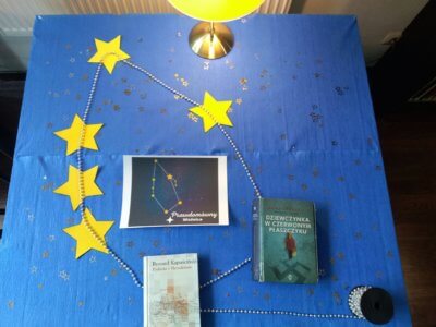 Gwiazdozbiór Woźnica z wyciętych gwiazdek i z książek.