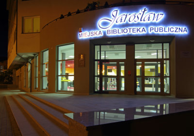 Budynek Miejskiej Biblioteki nocą.