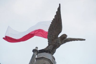 Rzeźba orła z Polską flagą.