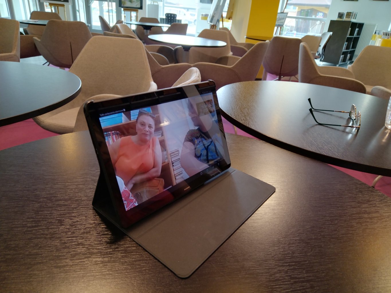 Czytanie od miasta do miasta – spotkanie on-line Tablet na stole na, którym jest spotkanie online.