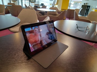 Tablet na stole na, którym jest spotkanie online.