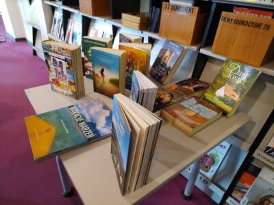 Zbiór książek na stole.