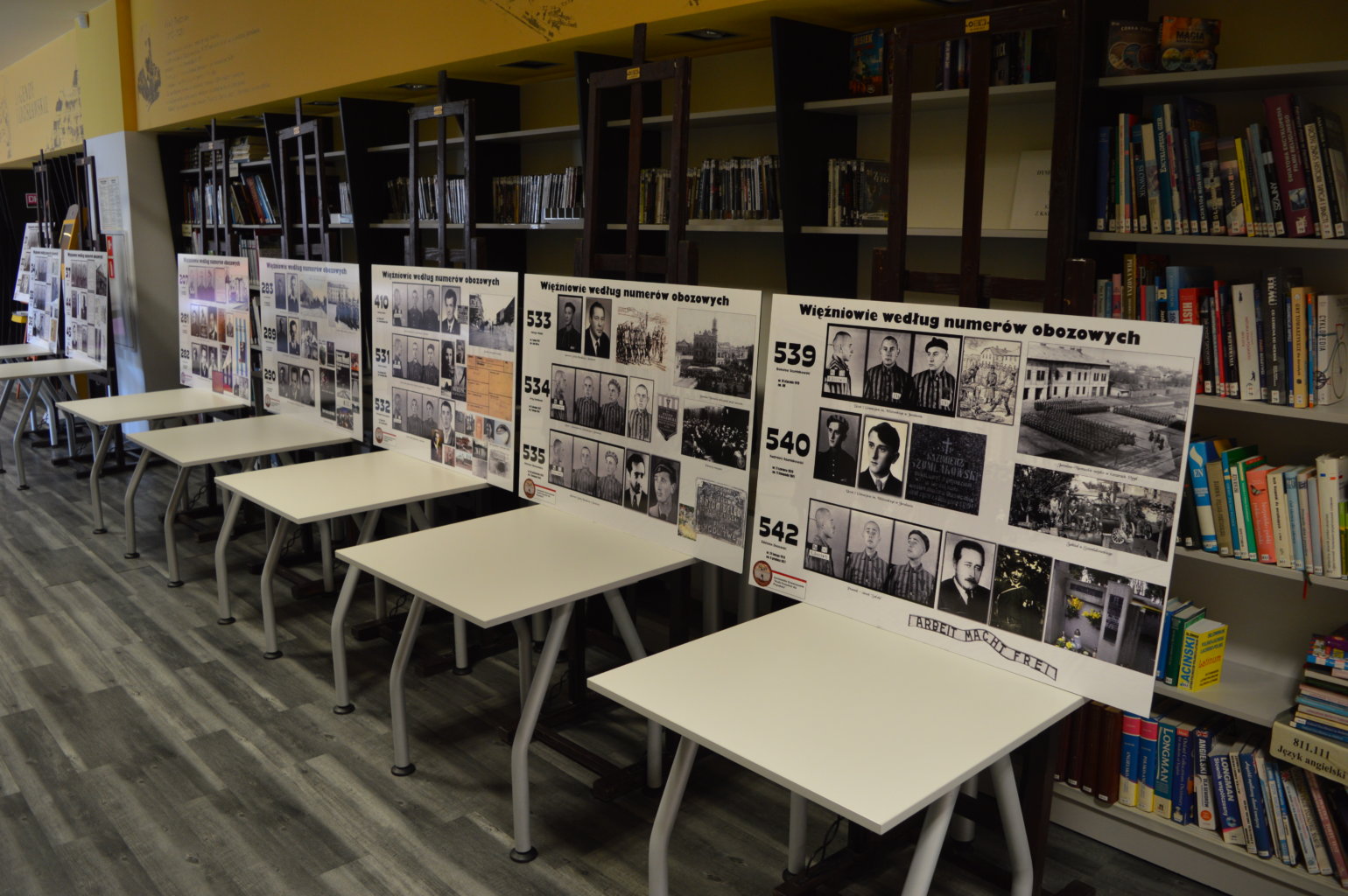 Wystawa zdjęć pierwszych więźniów obozu.